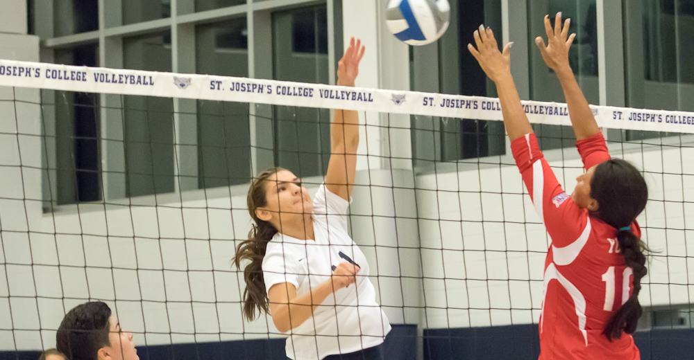 Women’s Volleyball Sweeps Purchase to Split Skyline Tri-Match