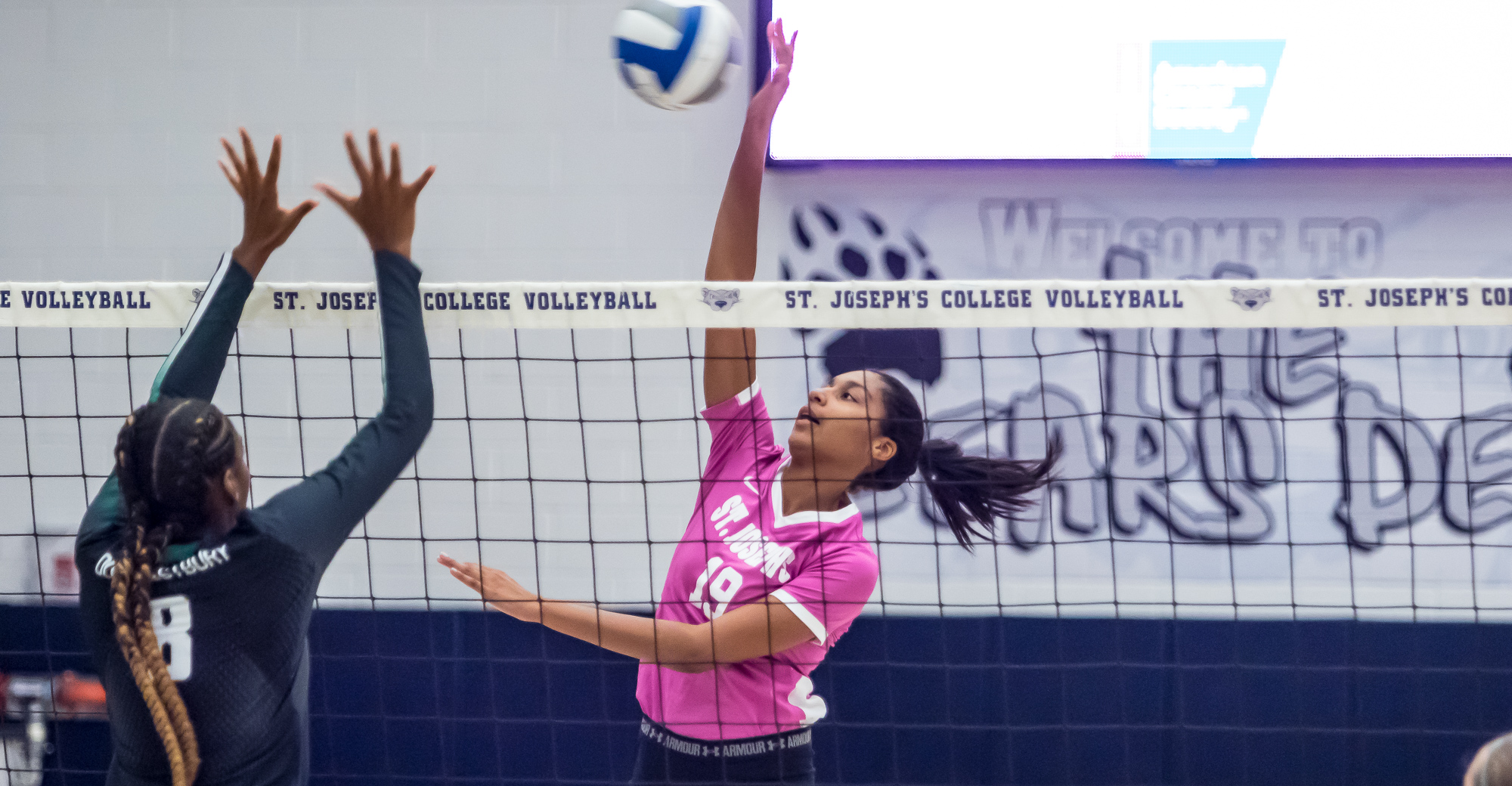 Women’s Volleyball Upends Old Westbury in Four Sets for First Skyline Win