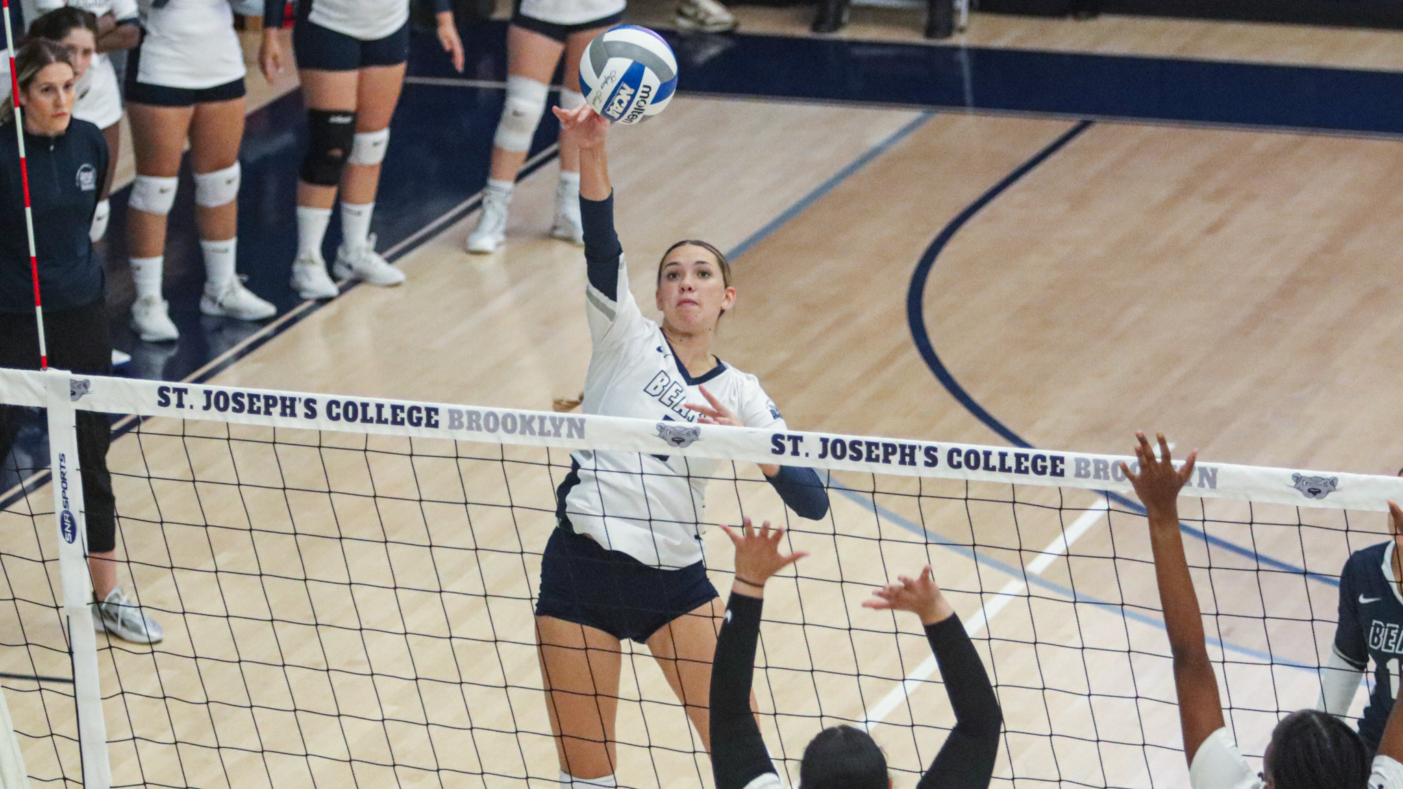 Women’s Volleyball Outlasts Old Westbury in Five-Set Home Win